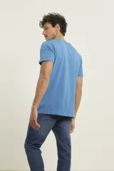 Remera celeste de algodón con escote en V y logo de ancla en relieve.