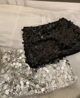 Minifalda negra de tela elastizada con lentejuelas.