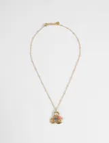 Collar de cadena plateada con pequeños detalles de cuentas, que sostiene un conjunto de dijes colgantes: un candado, un dije con forma de sol sonriente, un dije con forma de engranaje o sol dentado, y un pequeño dije con forma de lazo o flor en color rosado.