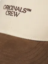 Gorro de sarga color beige con visera marrón y bordado lateral con la leyenda "Originals Crew".