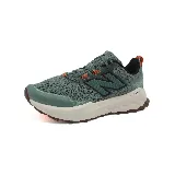 Championes de trail running New Balance color gris con detalles en verde, negro y naranja.