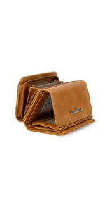 Billetera mediana color rosado, con tapa y cierre a presión. Presenta múltiples compartimentos interiores para tarjetas y billetes, y un bolsillo exterior con cierre en la parte posterior.