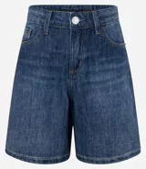 Bermuda de jeans azul oscuro, con trabillas en la cintura, bolsillos laterales y traseros, y cierre de botón y cremallera.