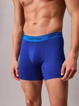 Pack de tres bóxers de hombre, uno celeste, uno azul y uno azul marino, con cintura elástica con logo Calvin Klein.