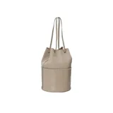 Cartera de mano color beige, con forma de cubo y detalles de tachas en el borde superior.