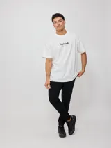 Pantalón deportivo tipo jogging color gris, confeccionado en 60% algodón y 40% poliéster, con cintura elástica ajustable con cordón.