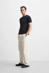 Camiseta slim fit de cuello redondo y manga corta, confeccionada en tejido de algodón con elasticidad.