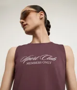 Musculosa deportiva color borgoña/ciruela, corte machão cropped, con cuello redondo y estampado frontal en blanco con tipografía cursiva que dice "Sport Club Members Only".