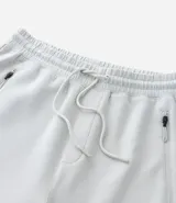 Pantalón deportivo de hombre color beige, liso, con ajuste elástico en la cintura y bolsillos laterales.