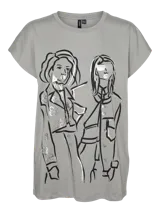 Camiseta gris de corte holgado con cuello redondo y mangas cortas. Estampado frontal con diseño de dos mujeres en blanco y negro con detalles plateados.