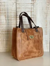 Cartera marrón de cuero con doble correa y forro interior de tela con llavero.