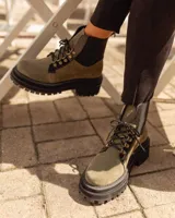 Botas de estilo urbano color marrón, con detalles de cordones y plataforma ancha para mayor comodidad.
