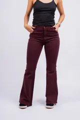 Pantalón acampanado color beige, de tiro alto y corte ajustado en la cadera.