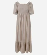 Vestido long midi con escote cuadrado, manga corta, detalle de elástico en el busto y bajo con recorte.