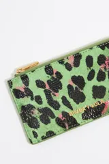 Monedero verde con estampado animal print en negro y rosa, cierre dorado con cremallera y logo de la marca en el frente.
