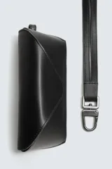 Funda de gafas de cuero marrón oscuro con cierre a presión y asa de mano.
