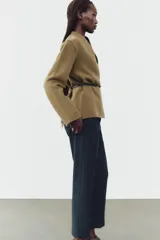 Pantalón de vestir azul marino con corte tobillero, tiro medio, cintura elástica en la espalda, bolsillos delanteros y falsos bolsillos de vivo en la espalda.