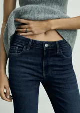 Pantalón de jean azul oscuro, de tiro medio y corte flare.