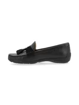 Mocasín color marrón claro, con capellada de cuero reptil, ornamento en nobuck, forro y plantilla de cuero.