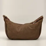 Cartera bandolera marrón de cuero con correa ajustable.