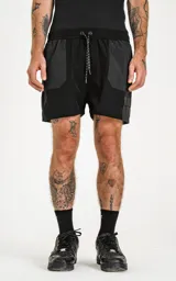 Short de baño negro con bolsillos laterales y traseros, cintura elástica con cordón ajustable.