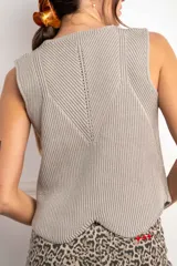 Chaleco de punto color gris topo, con escote en V, cierre frontal con botones de madera y diseño acanalado.