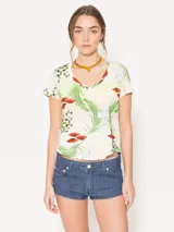 Remera estampada de algodón flame, con cuello en V, recorte central en la espalda y ruedo curvo.