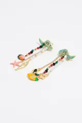 Par de aros colgantes con forma de pez verde con detalles de strass. Cadenas de cuentas de colores, perlas y dijes de peces, estrellas de mar y otros motivos marinos.