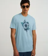 Remera celeste de algodón con cuello redondo y manga corta. Estampa de rosa de los vientos en acuarela en el frente.