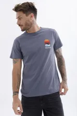 Remera de manga corta color verde azulado con cuello redondo y estampado frontal con el texto "UH3" en blanco.