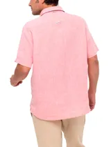 Camisa de manga corta color verde agua, confeccionada en lino orgánico. Tiene cuello italiano, calce regular y cierre con botones.