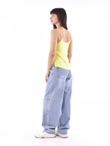 Musculosa negra con breteles finos y botones frontales.