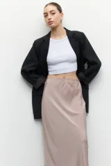 Falda midi color champagne de satén con cintura elástica.