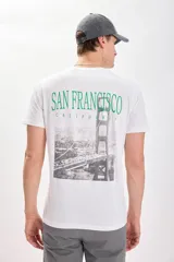 Remera blanca de manga corta con estampa de San Francisco y el puente Golden Gate en la espalda.
