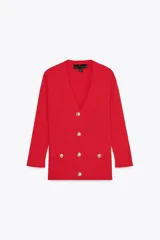 Chaqueta de punto roja con escote en pico, manga francesa y cierre frontal con botones dorados.