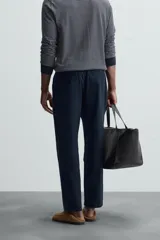 Pantalón azul marino de corte recto, con cintura elástica ajustable con cordón, bolsillos laterales y traseros.