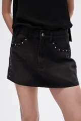 Minifalda de jean azul con bolsillos delanteros y traseros.