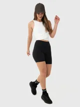 Top musculosa crop color blanco, con breteles anchos y diseño cruzado con abertura en el frente.