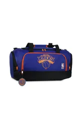 Bolso deportivo tipo duffel bag, color azul principal con base y detalles en negro. Presenta el logo de los New York Knicks en naranja en el frente, junto al logo de la NBA. Incluye un llavero colgante con el logo del equipo.
