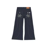 Pantalón de jean negro de corte ancho (wide leg) con grandes signos de interrogación estampados en gris en ambas piernas.