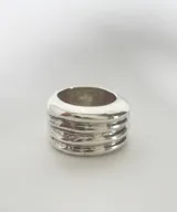 Anillo grueso de plata 950 con diseño de bandas horizontales en relieve, estilo Saturno.