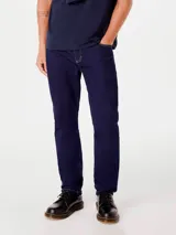 Pantalón de jean azul oscuro, de corte recto, con bolsillos laterales y traseros.
