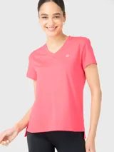 Remera deportiva negra de manga corta con cuello en V, confeccionada en tela de secado rápido.
