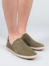 Alpargata color tostado de cuero, con forro de algodón orgánico, plantilla de cuero y suela de goma con yute.
