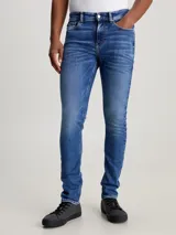 Pantalón de jean skinny azul con lavado vintage, tiro bajo, cinco bolsillos y cierre con cremallera.