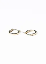 Par de aros tipo argolla de acero quirúrgico dorado, con cierre clip.