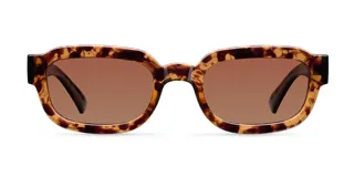 Lentes de sol con montura gruesa de acetato color carey (tortoise) y forma ligeramente cuadrada/ovalada. Los lentes son polarizados de color marrón.