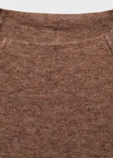 Remera marrón de tejido fluido con cuello redondo y mangas largas.