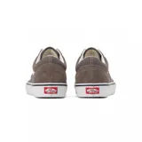 Zapatillas Vans Old Skool color marrón topo con la línea lateral blanca y suela de goma blanca.