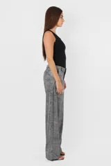 Musculosa negra de algodón con cuello redondo y sisas anchas.